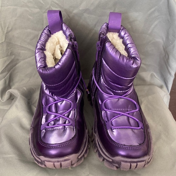 Kids size one with fur on the inside - Picture 1 of 3